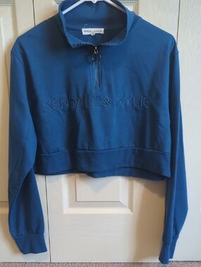 Kendall & Kylie Blue/Teal Cropped Quarter-Zip Logo Lightweight Sweatshirt
